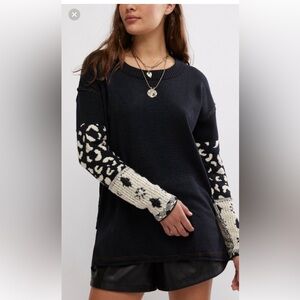 FREE PEOPLE -NWOT Take a walk on the Wild Side, detailed sleeves XS